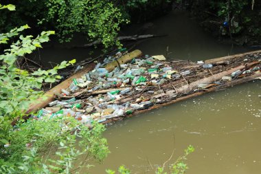 Plastik şişeler ve diğer çöp bir engel tarafından durdu 
