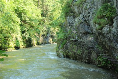 SL çelik merdivenler ile bir şelale aracılığıyla tehlikeli iz