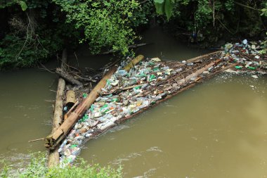 Plastik şişeler ve diğer çöp bir engel tarafından durdu 