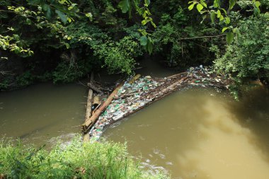 Plastik şişeler ve diğer çöp bir engel tarafından durdu 