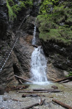 SL çelik merdivenler ile bir şelale aracılığıyla tehlikeli iz