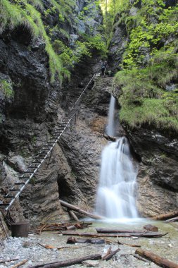 SL çelik merdivenler ile bir şelale aracılığıyla tehlikeli iz