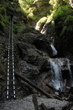 SL çelik merdivenler ile bir şelale aracılığıyla tehlikeli iz