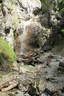 SL çelik merdivenler ile bir şelale aracılığıyla tehlikeli iz