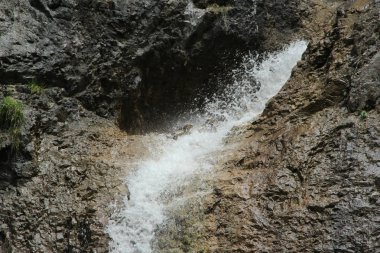 Slovakça Paradise natio 'da akarsu aracılığıyla çalışan ıslak bir iz