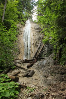 SL çelik merdivenler ile bir şelale aracılığıyla tehlikeli iz