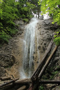 SL çelik merdivenler ile bir şelale aracılığıyla tehlikeli iz