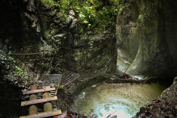 Nebezpečná stezka přes vodopád s dřevěnými žebříky v S — Stock fotografie