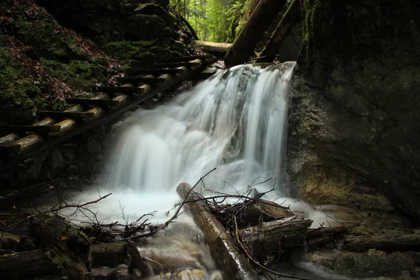 Trilha perigosa através de uma cachoeira com escadas de madeira no S — Fotografia de Stock
