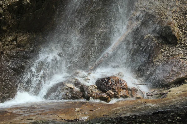 Esguichando água em rochas de uma cachoeira caindo — Fotografia de Stock