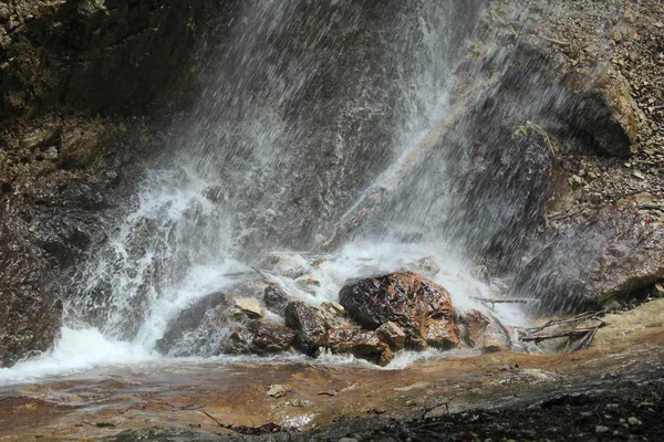 Розщеплення води на каменях від падаючого водоспаду — стокове фото