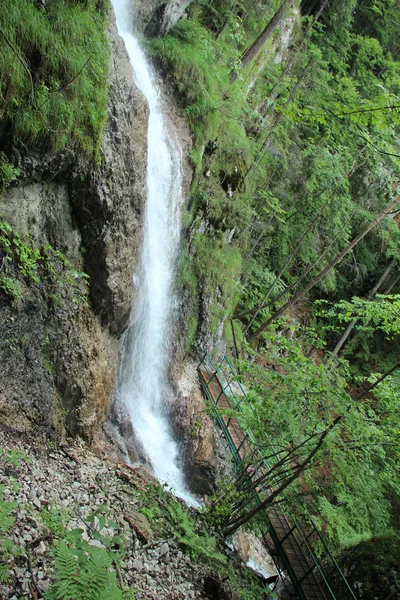 Schöne Wasserfälle auf dem Touristenpfad im Slowakischen Paradies nat — Stockfoto