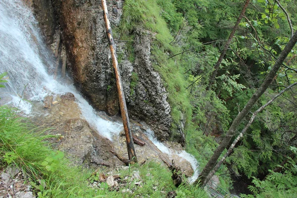 Schöne Wasserfälle auf dem Touristenpfad im Slowakischen Paradies nat — Stockfoto