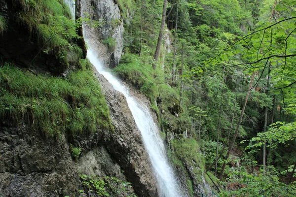 Schöne Wasserfälle auf dem Touristenpfad im Slowakischen Paradies nat — Stockfoto