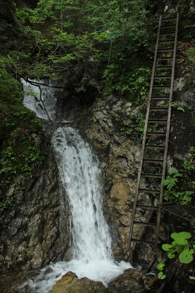 Trilha perigosa através de uma cachoeira com escadas de aço no Sl — Fotografia de Stock