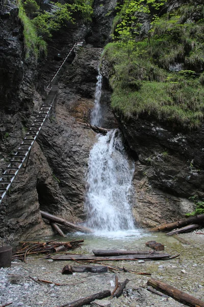 SL çelik merdivenler ile bir şelale aracılığıyla tehlikeli iz