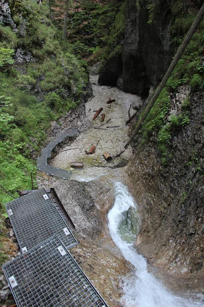 Peligroso sendero a través de una cascada con escaleras de acero en el Sl —  Fotos de Stock