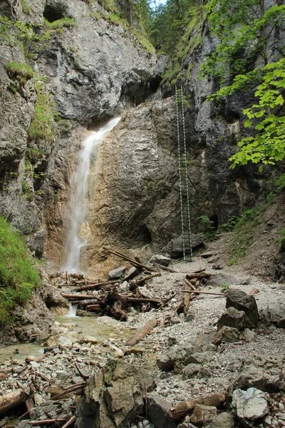 Gevaarlijke route door een waterval met stalen ladders in de SL — Stockfoto