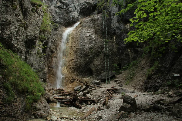 Slの鋼鉄はしごが付いている滝を通る危険な道 — ストック写真