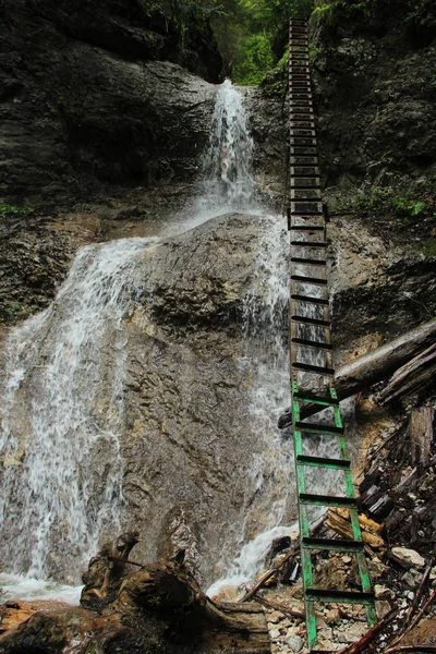 Gevaarlijke route door een waterval met stalen ladders in de SL — Stockfoto