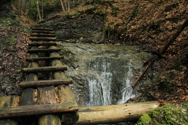 Peligroso sendero a través de una cascada con escaleras de madera en el S — Foto de Stock