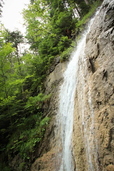 Prachtige watervallen op de toeristische route in het Slowaakse Paradijs NAT — Stockfoto