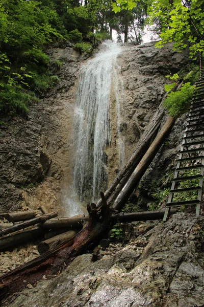 Nebezpečná stezka přes vodopád s ocelovými žebříky v SL — Stock fotografie