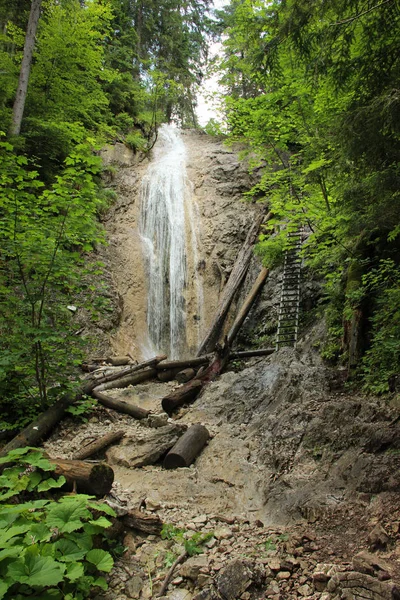 Trilha perigosa através de uma cachoeira com escadas de aço no Sl — Fotografia de Stock