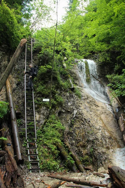 SL çelik merdivenler ile bir şelale aracılığıyla tehlikeli iz