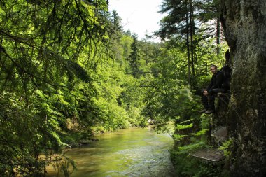 Slovak Paradise Nationa güzel geçitlerde bir turist