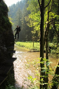 Slovak Paradise Nationa güzel geçitlerde bir turist