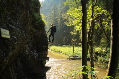 Slovak Paradise Nationa güzel geçitlerde bir turist