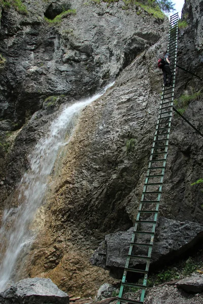 Um turista nas belas gargantas da Slovak Paradise Nationa — Fotografia de Stock