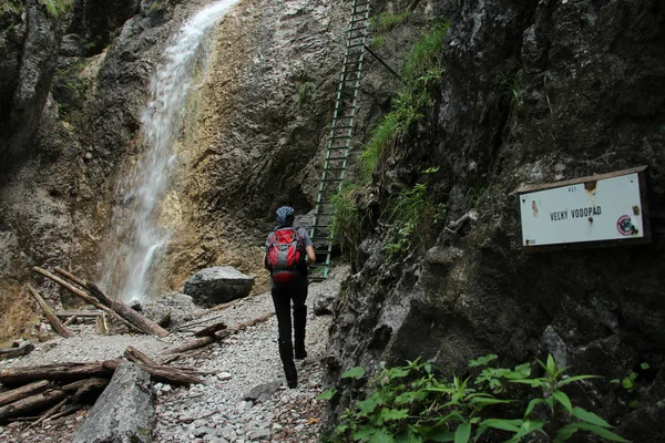 Um turista nas belas gargantas da Slovak Paradise Nationa — Fotografia de Stock