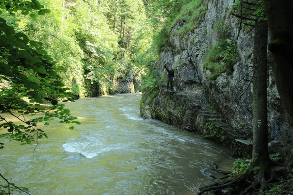 En turist i de vackra ravinerna i det slovakiska paradiset nationa — Stockfoto