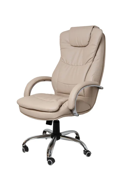 Beyaz deri ofis koltuğu beyaz arka plan üzerinde izole.