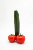 Gurken und Tomaten in Form von Penis.Gemüse in Form von Penis