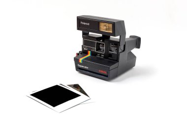 Moskova, Rusya, 06 Nis 2019: SuperColor 635cl Polaroid kamera beyaz izole. Retro kamera izole.