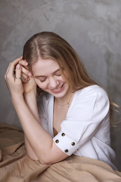 Портрет молодої красивої блондинки посміхається — стокове фото