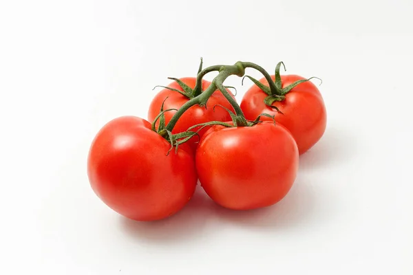 Reife Tomaten isoliert auf weißem Hintergrund. vier ganze Gemüsesorten mit Kelchblättern — Stockfoto