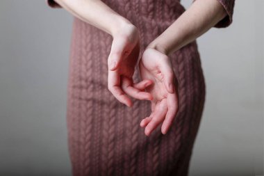 Tarafsız arka plan ile güzel kadının ellerine yakın çekim