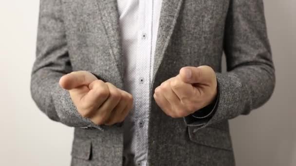 Hombre caucásico sólido en chaqueta gris y camisa moteada sobre fondo blanco contando lentamente los dedos sin doblar hasta las diez — Vídeo de stock