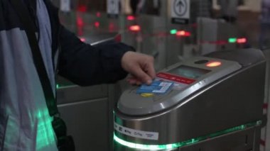 Moskova, Rusya - 14 Temmuz 2019: adam dokunmatik kartla girmek için öder ve submay turnike açık kapılardan geçer