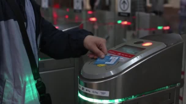 Moscow, Oroszország-júl 14, 2019: az ember fizet be a Touch kártya és átmegy nyitott ajtók submay forgóajtón — Stock videók