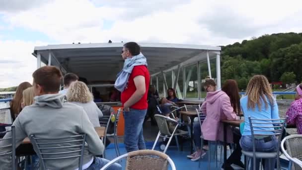 Moskau, russland - 14. Juli 2019: Menschenmassen an Deck des Ausflugsbootes am moskauer Fluss sitzen auf Stühlen und beobachten die Aussicht — Stockvideo