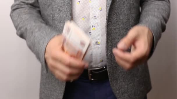 Homme Caucasien Riche Solide Veste Grise Chemise Sur Fond Blanc — Video