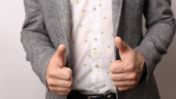 Solido Uomo Caucasico Giacca Grigia Camicia Sfondo Bianco Tira Approvazione — Video Stock