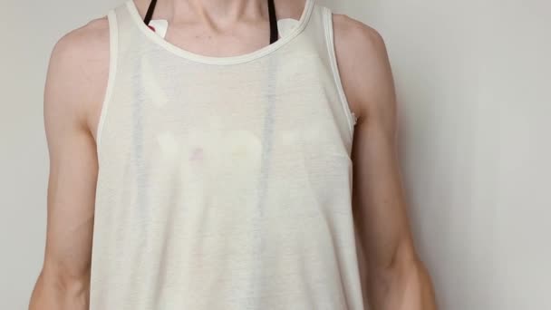 Giovane Uomo Magro Toglie Camicia Sfondo Bianco Holter Monitor Collegato — Video Stock