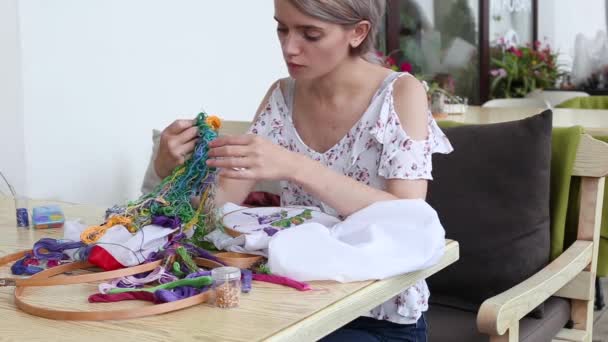 Jovem Menina Bonita Vestido Verão Sentado Mesa Café Costura Com — Vídeo de Stock