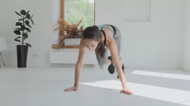 Ung Passar Atletisk Vacker Brunett Flicka Sportkläder Löparplanka Motiverade Söt — Stockvideo